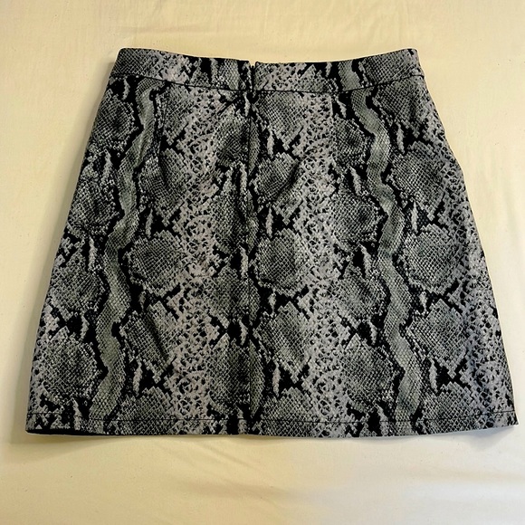 Joe fresh brand Faux leather snake print midi skirt size 8 - Picture 2 of 3